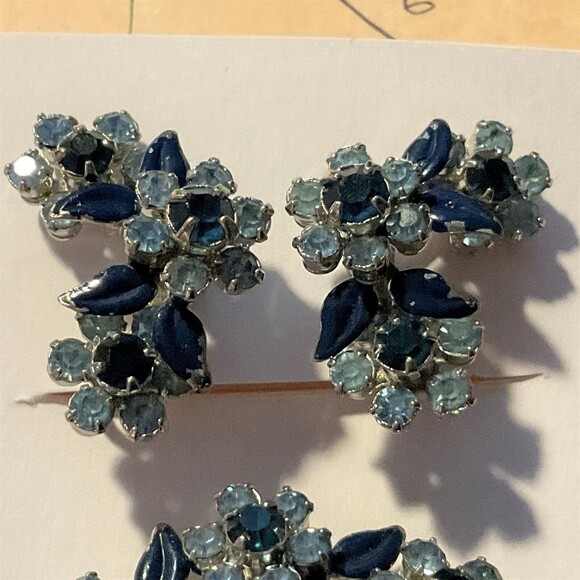 Vintage Estate Rhinestone & Enameled Wreath Brooch and Clip Earring Set - Picture 7 of 7